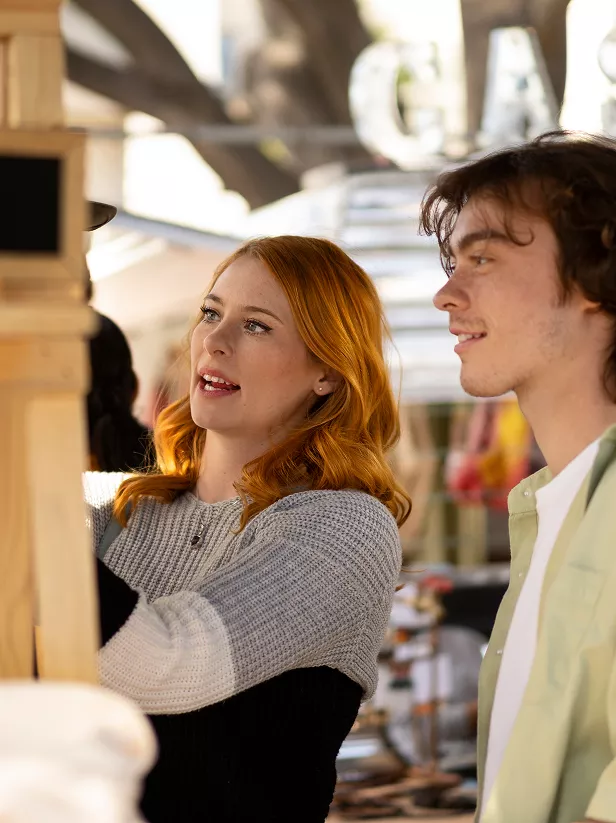 Des personnes échangent au salon budget futé